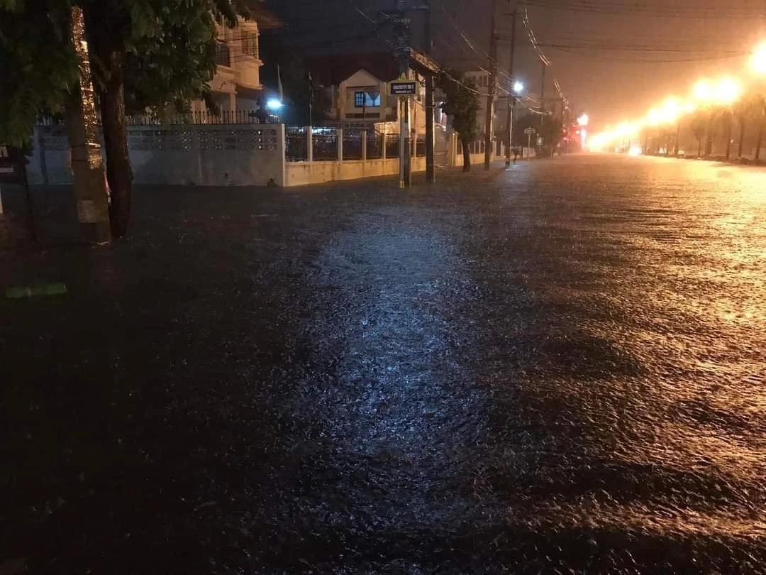 ฝนตกหนัก น้ำท่วมรอระบายหน้ารพ.ชัยภูมิ-วงเวียนเจ้าพ่อพญาแล