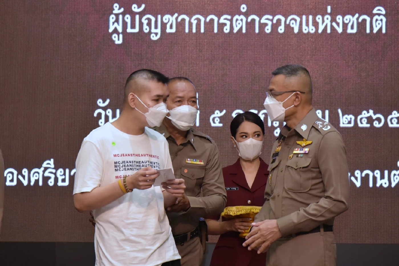 "เราไม่ทิ้งกัน" มอบ 1.5 ล้าน เกื้อหนุนครอบครัวตำรวจ