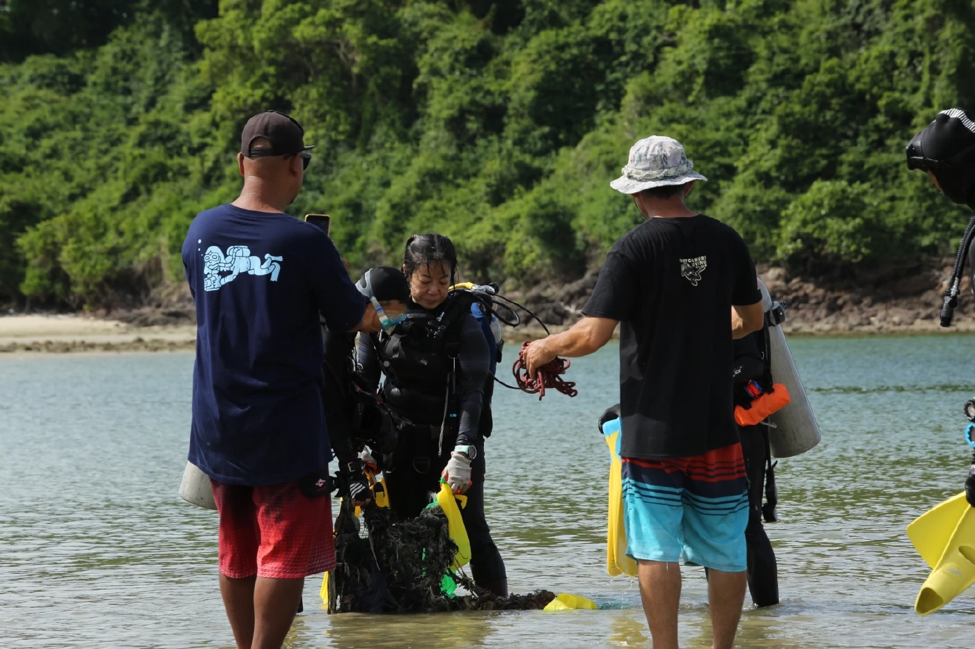 ทีมนักดำน้ำจิตอาสา กลุ่มโลกสีคราม ร่วมใจเก็บขยะใต้ท้องทะเล