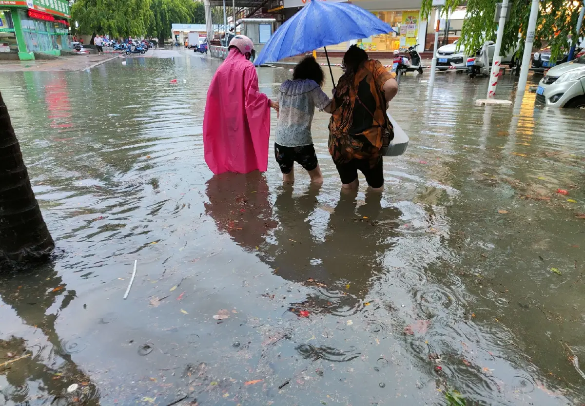 จีนช่วยชีวิตลูกเรือคนที่ 4 หลังเรือเครนลอยน้ำจมทะเล