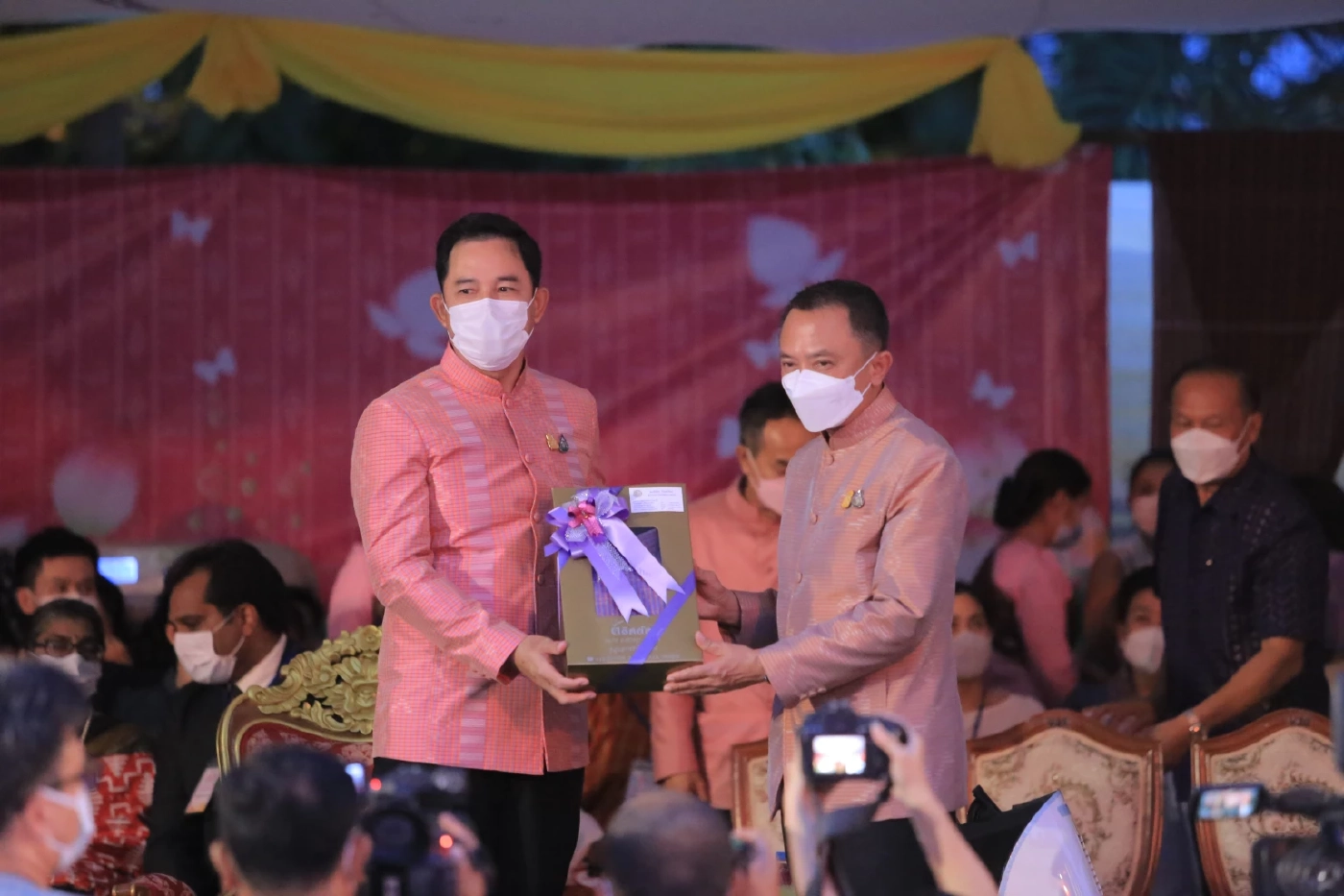 นักท่องเที่ยวนับหมื่นแห่ชมแสงสีเสียงแห่เทียนพรรษาภาคกลางคืน