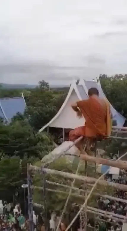 ชาวพิษณุโลกแห่รับเงินโปรยทาน 3 แสนบาท วันเกิดครูบาบุญล้อม