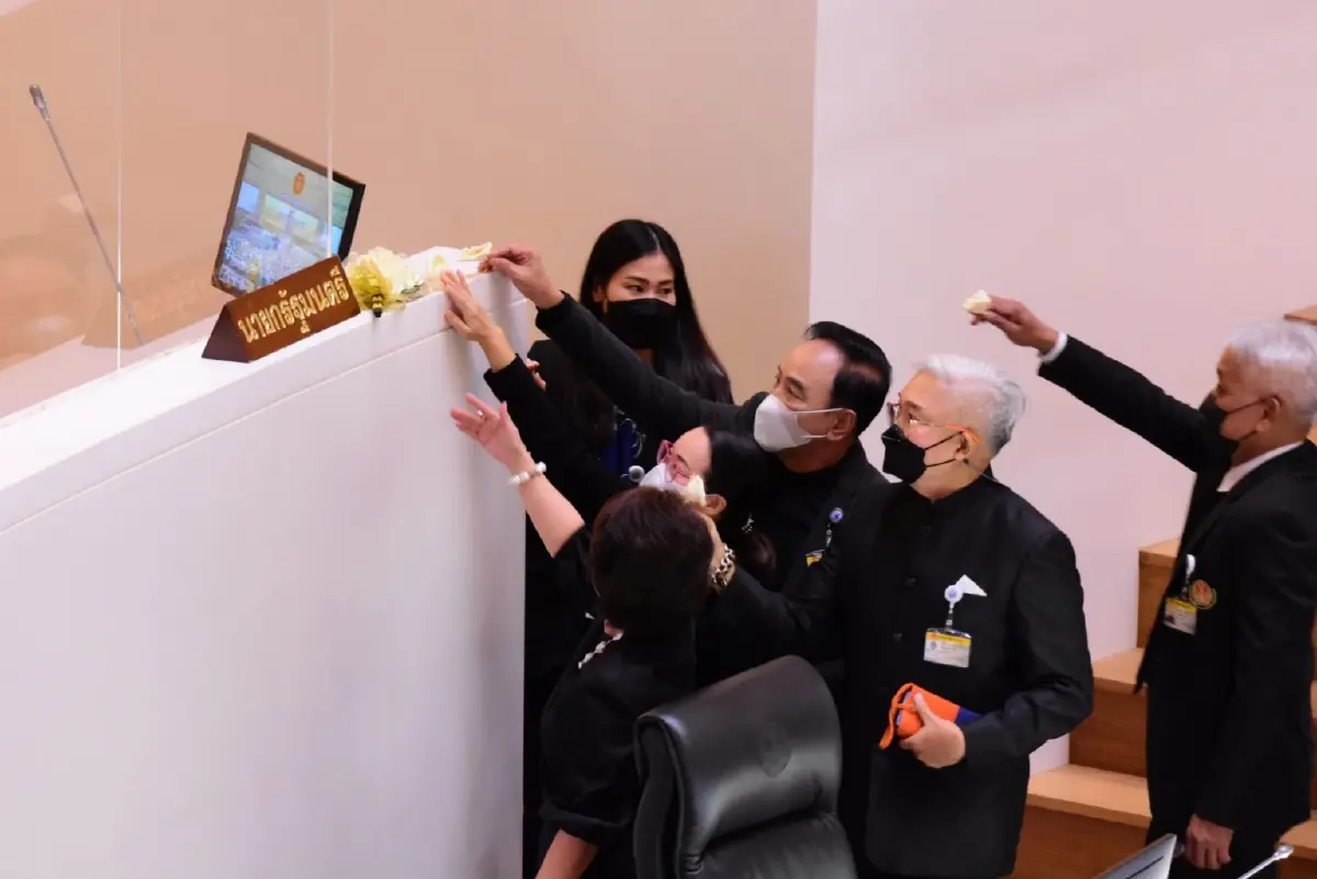 “สนธิญา” ร้อง ปปช. สอบจริยธรรรม “ส.ส. ก้าวไกล” นำดอกไม้จันทน์วางกลางสภา