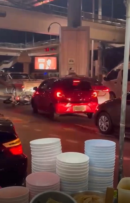 ยิงสนั่นกรุง !  ตร. ยิงสกัด รถแหกด่าน ค้นเจอยาเสพติดอื้อ คนขับหนีเข้ากลีบเมฆ