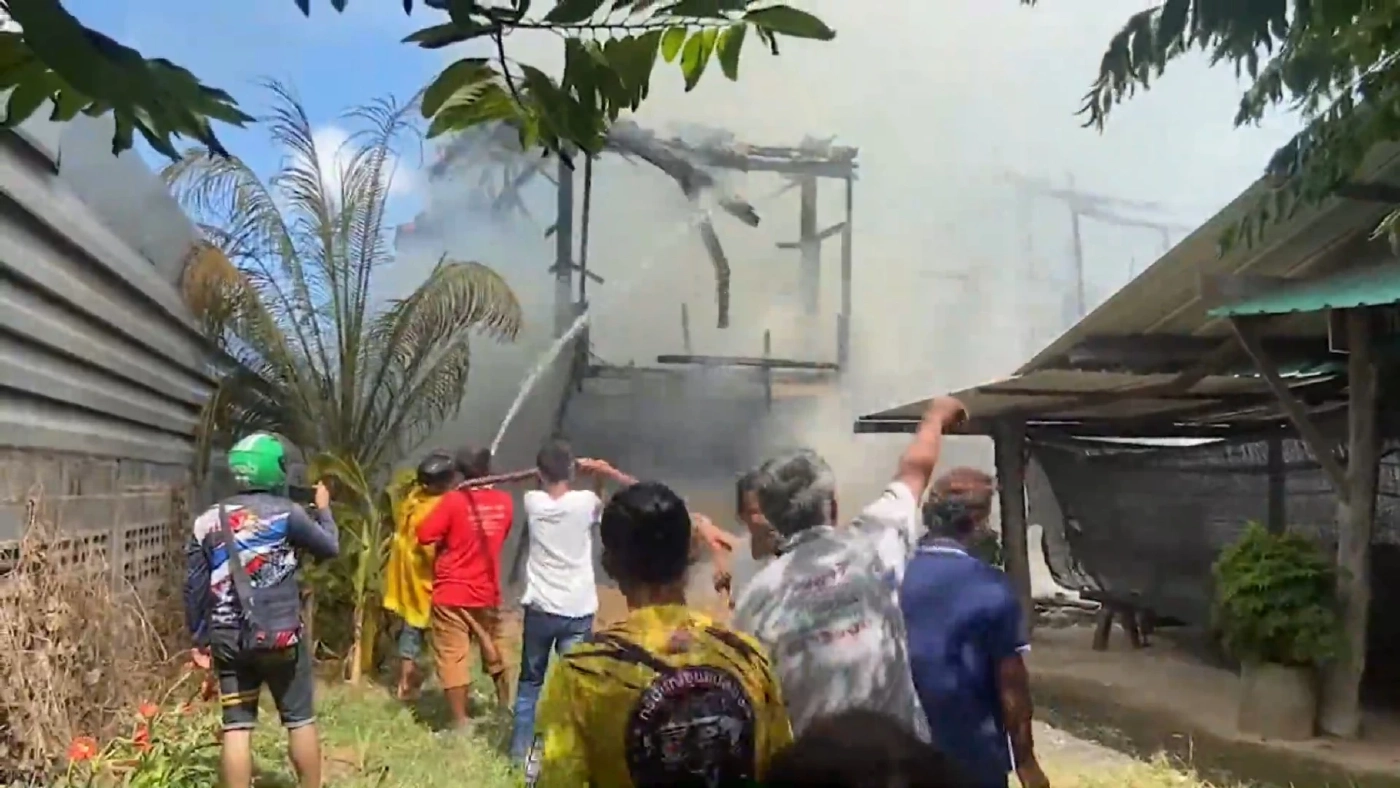 ไฟไหม้บ้านเรือนในชัยภูมิ พบปมปริศนาผู้เสียชีวิตมียศ "จ.ส.อ." มีโซ่พันร่าง และลำคอนอนคากองเพลิง