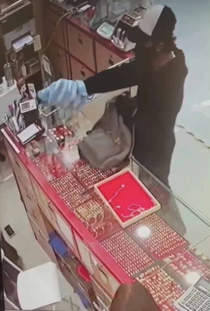 รวบแล้ว ! เจ้าของร้านสัก ควง 9 มม. ปล้นร้านทองโลตัสพัฒนาการ