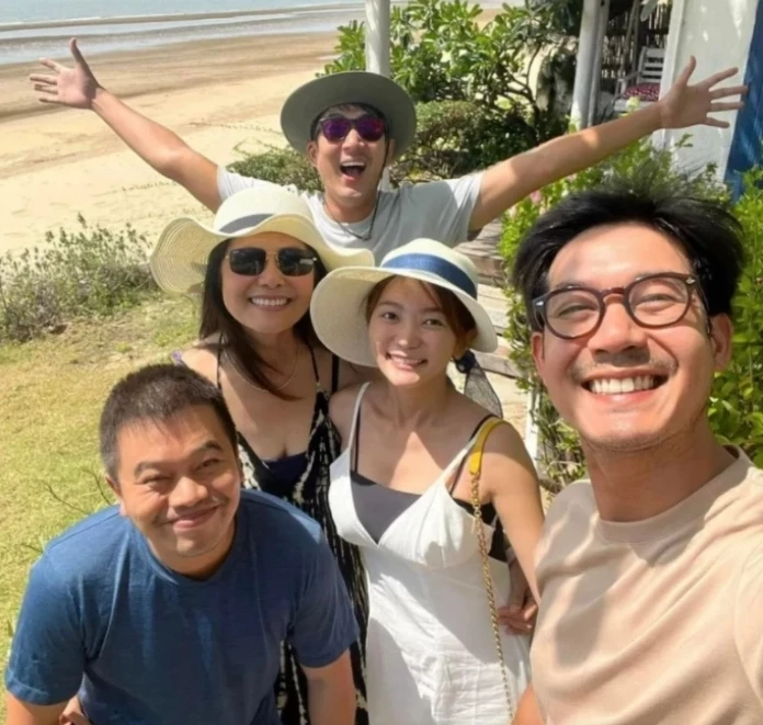 "เวียร์" ควง "วิกกี้" โชว์ภาพหวานชู "ใบสมรส" พร้อมเรียกว่าที่รัก 