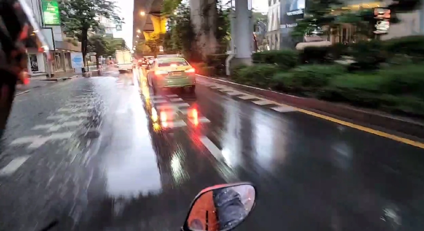 “ชัชชาติ” ไลฟ์สดดู “น้ำท่วมกรุงเทพ” รับครั้งนี้หนักสุดตั้งแต่เป็นผู้ว่าฯ