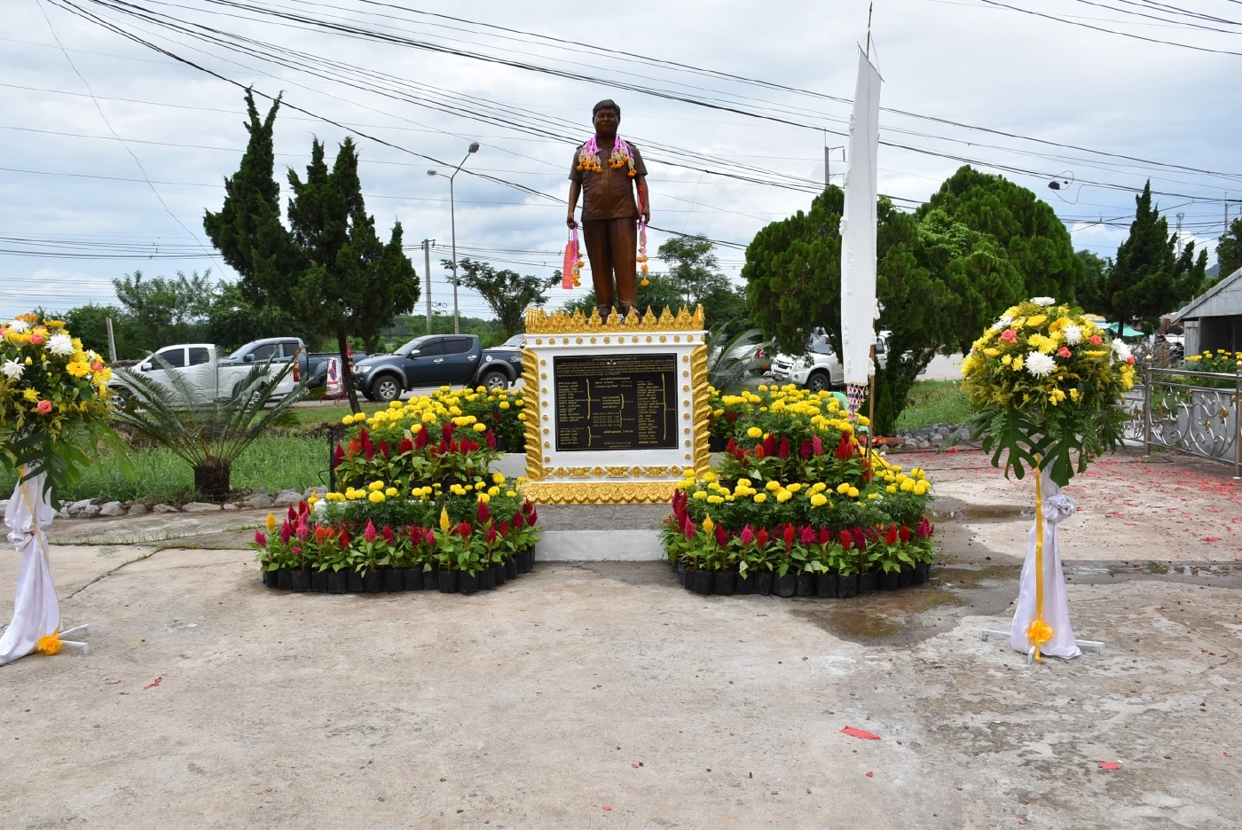 ตั้งอนุสาวรีย์ “คนขายลอตเตอรี่เจ้าแรก"