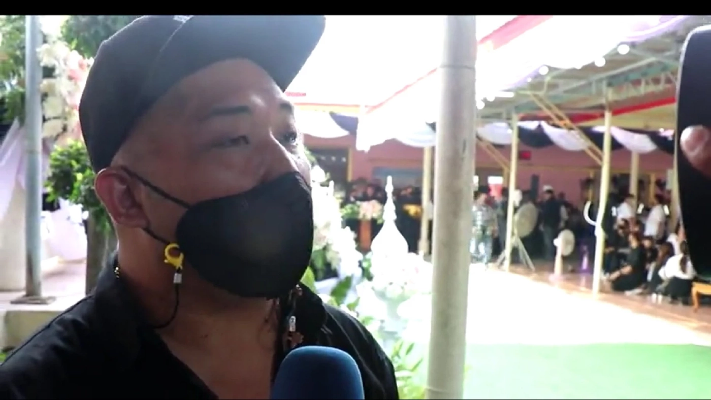 เพื่อนศิลปินร่วมส่งดวงวิญญาณ "โป๊งเหน่ง เชิญยิ้ม" ครั้งสุดท้าย สัญญาจะช่วยดูแลครอบครัว