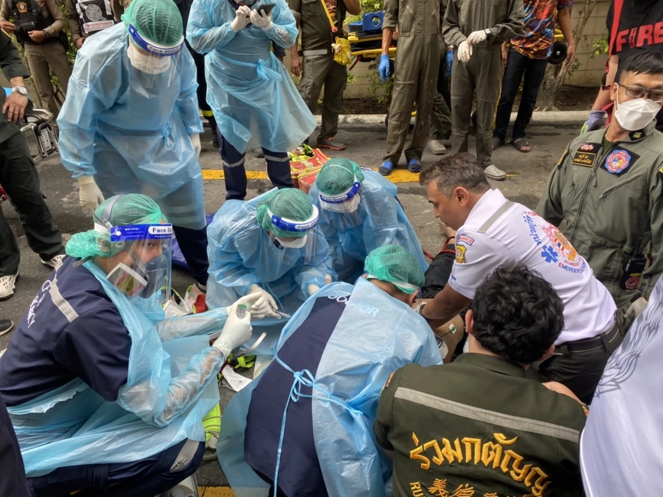 ด่วน! นาทีชีวิต คนงานหมดสติในท่อระบายน้ำกลางกรุง (มีคลิป)