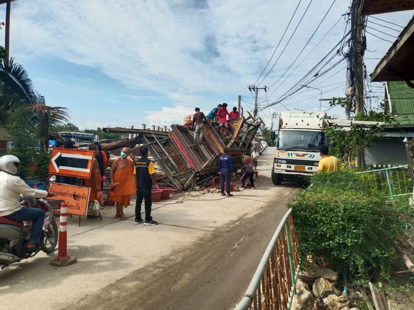 ฝนตกลมแรง ทำซุ้มประตูวัดมอญคลองด่าน น้ำหนักกว่า 5 ตัน พังถล่มยับ