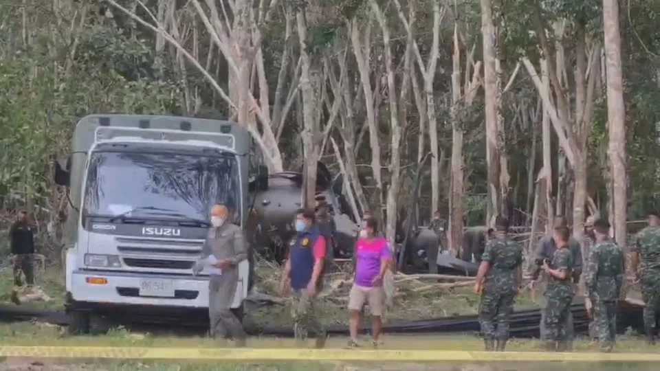 ด่วน !! รถขน ฮ. แม่ทัพภาคที่ 4 เกิด "อุบัติเหตุซ้ำซ้อน" ชนที่พัทลุง เนื่องจากฝนตกถนนลื่น