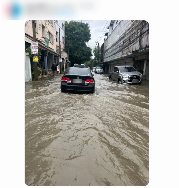 เช้านี้ยังอ่วม  “น้ำท่วมกรุงเทพ” หลายพื้นที่น้ำยังท่วมสูง ทำรถติดหนัก