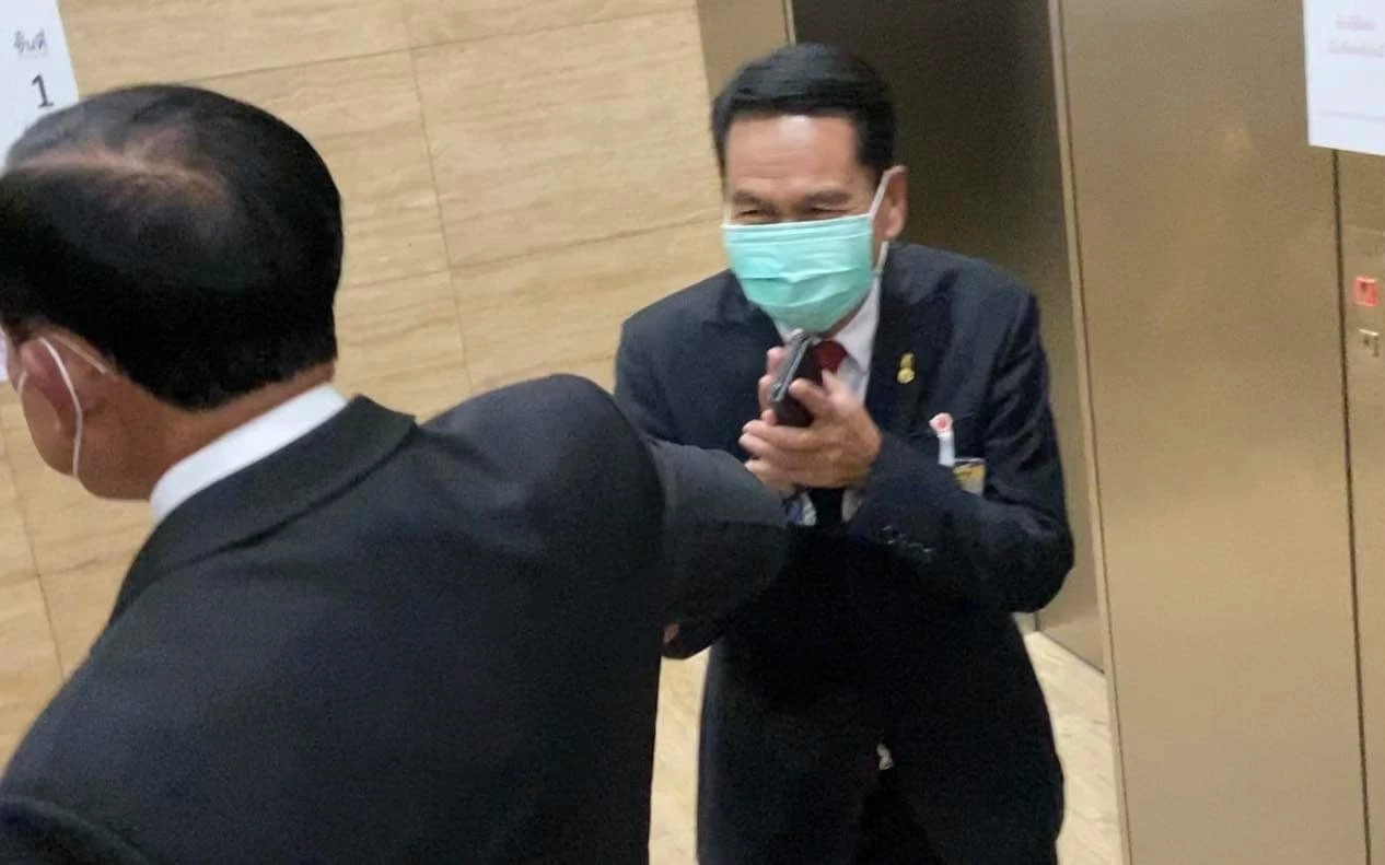 “เพจเชียร์ลุงตู่” ขึ้นโปรโมทโปสเตอร์ “เจมส์ บอนด์” พยัคฆ์ร้ายไม่มีวันตาย