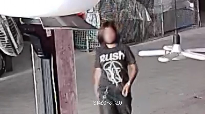 ปรี๊ดแตก หนุ่มโพสต์ล่าตัวสาวลักรองเท้าในร้าน แถมอึทิ้งไว้ให้ดูต่างหน้า