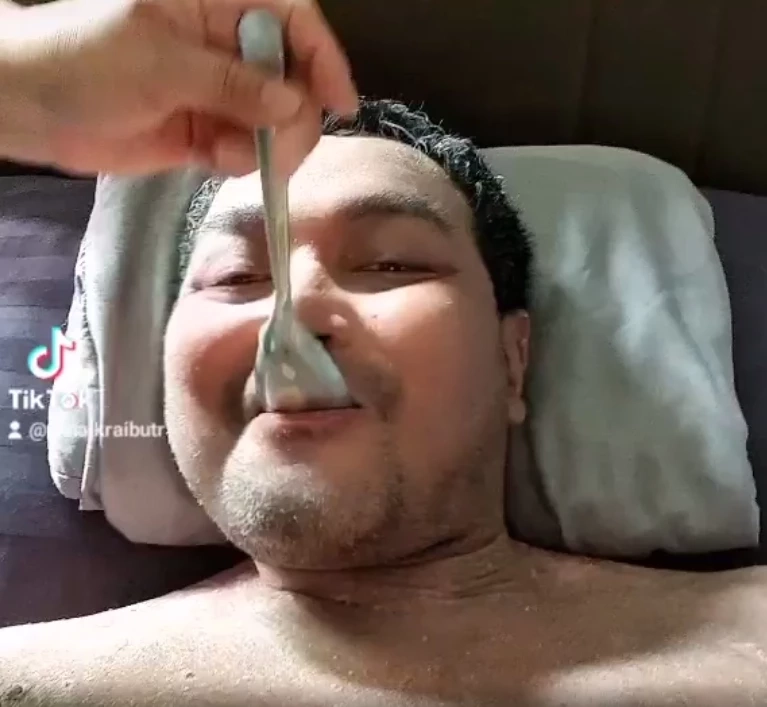 "เมฆ วินัย” เผยภาพล่าสุด นอนบนเตียงมีคนป้อนข้าว หลังเปลี่ยนถ่ายพลาสม่า