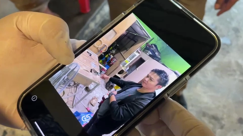 เจ้าของร้านเครื่องเสียงแอบขายปืนเถื่อน พลาดลั่นใส่หัวดับคาที่