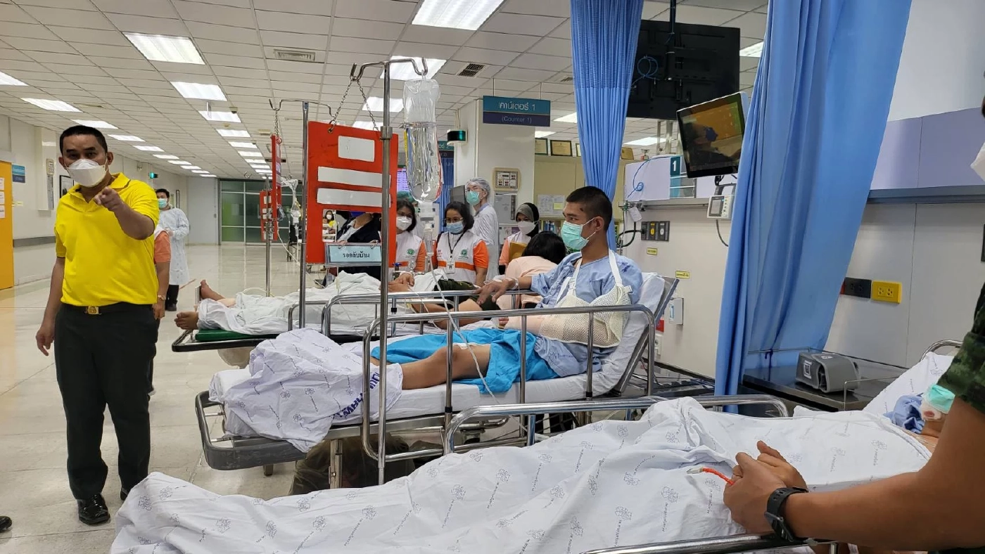 "อนุทิน" บินด่วนสงขลา เยี่ยมเพื่อนรักมทภ.4 พล.ท.เกรียงไกร หลังฮ.ตกบาดเจ็บ