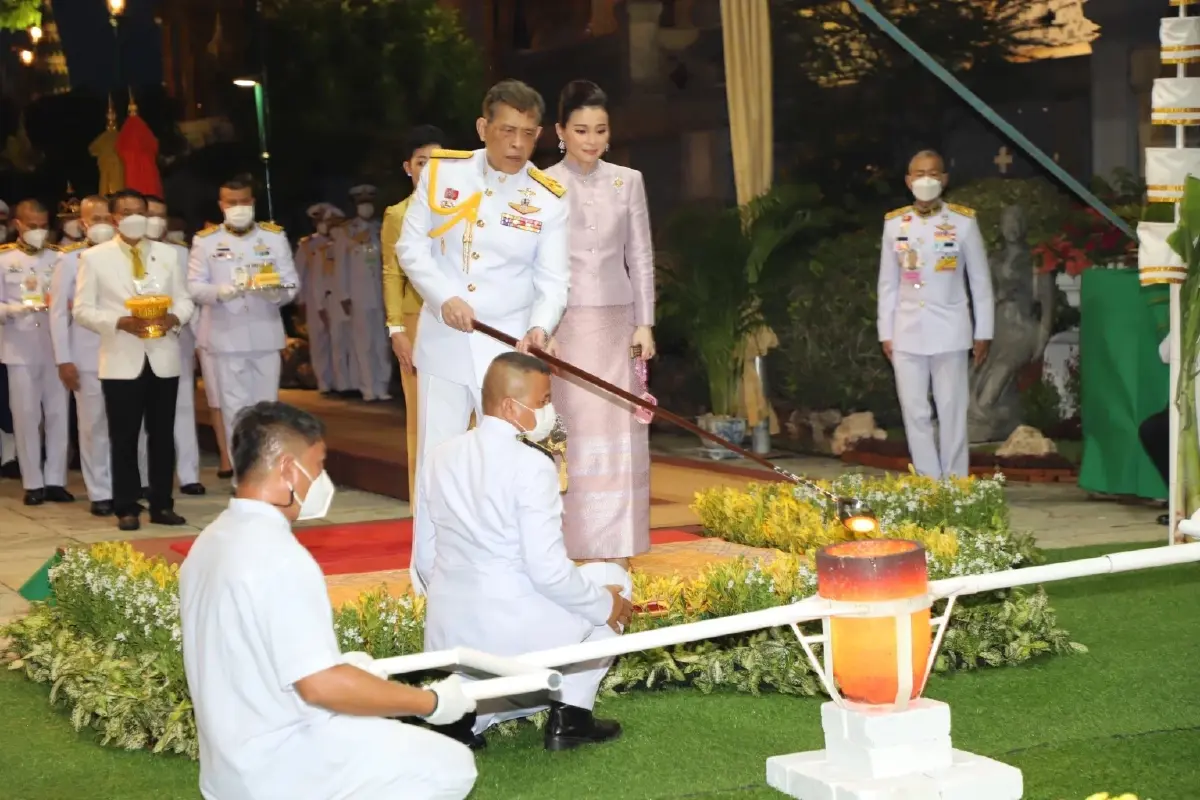 ในหลวง-พระราชินี เสด็จฯทรงบำเพ็ญพระราชกุศล เนื่องในวันอาสาฬหบูชา