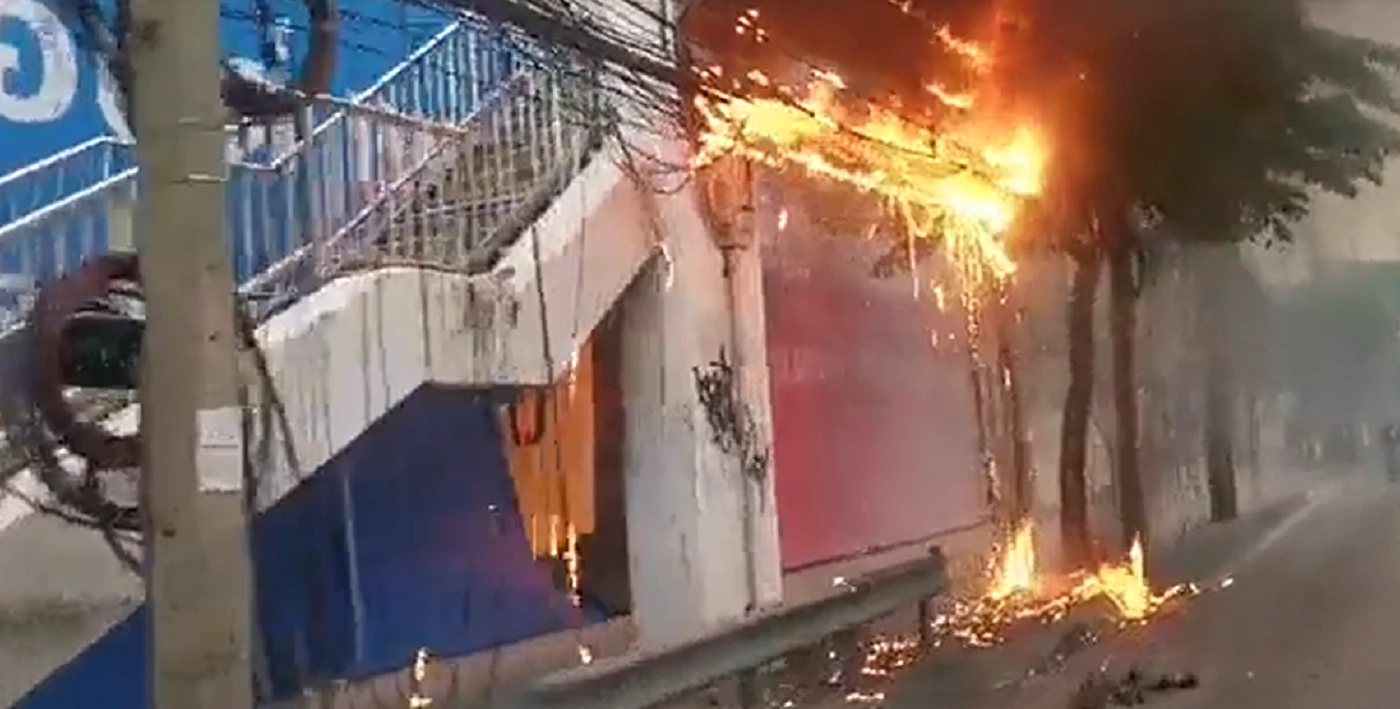 ด่วน! เกิดเหตุไฟไหม้ "สายสื่อสาร" ปากซอยลาดพร้าว 111 เขตบางกะปิ (เครดิตภาพ ToNJi_Na)