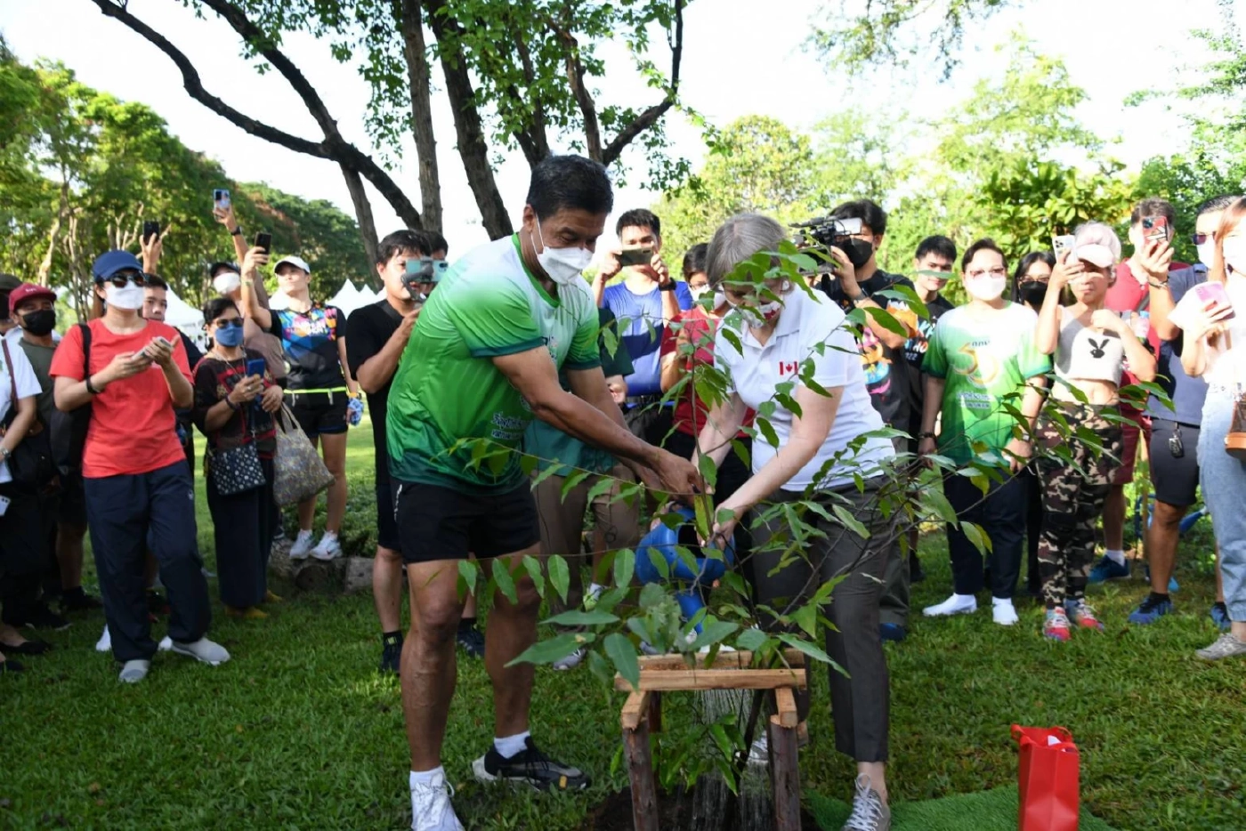 "ชัชชาติ" ปลูกต้นไม้กับทูตแคนาดา เตรียมเปิดแอปฯ ให้ ปชช. ร่วมปลูก