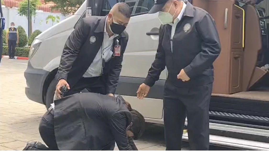 “กรุงศรีวิไล” ก้มกราบเท้า "ประวิตร" อยากให้ นั่ง มท.1 แทน “อนุพงษ์”