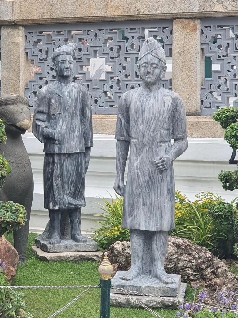 เหลน “กรมหมื่นราชศักดิ์สโมสร”' เปิดที่มา "ตุ๊กตาหิน" ใต้กำแพงรอบวัดพระแก้ว