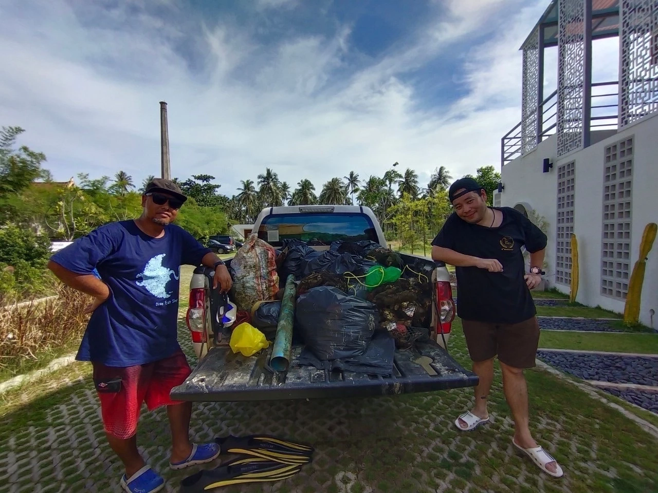 ทีมนักดำน้ำจิตอาสา กลุ่มโลกสีคราม ร่วมใจเก็บขยะใต้ท้องทะเล