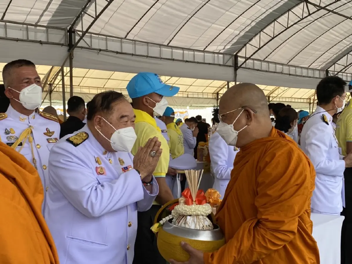 นายกฯ นำคณะทำบุญตักบาตร พระสงฆ์  171 รูป ถวายเป็นพระราชกุศล  เนื่องในโอกาส "วันเฉลิมพระชนมพรรษา" 28 กรกฎาคม