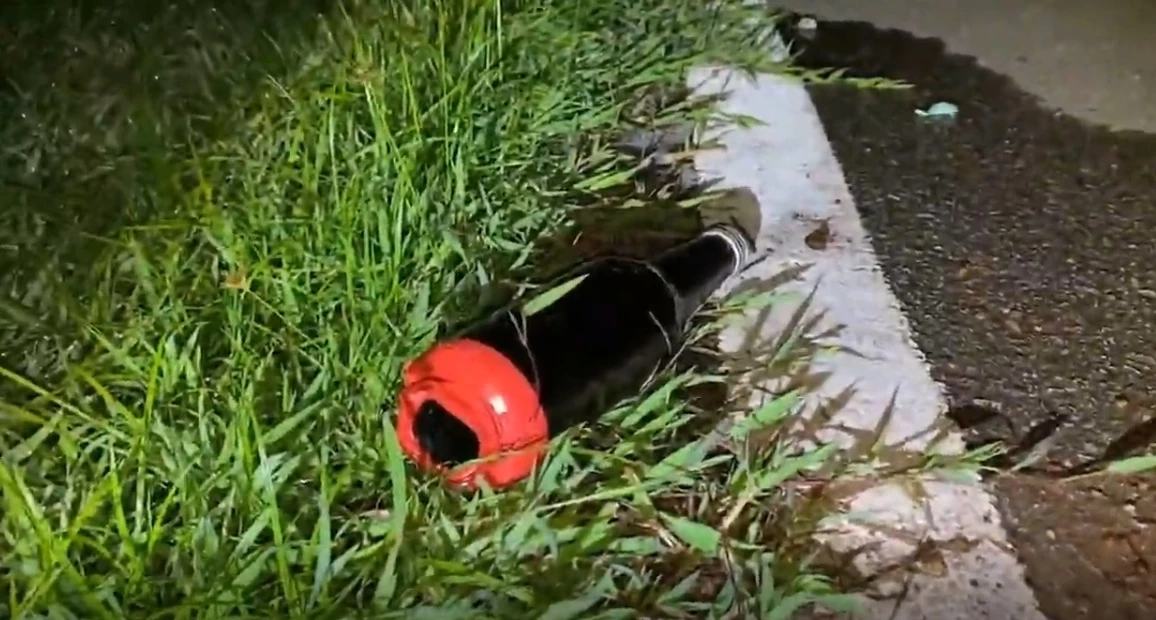 แก๊งโจ๋เหิมหนัก ขี่จยย.ขว้างระเบิดไล่ฟันกระบะคู่อริ  หนีตายชนรั้วพังยับ