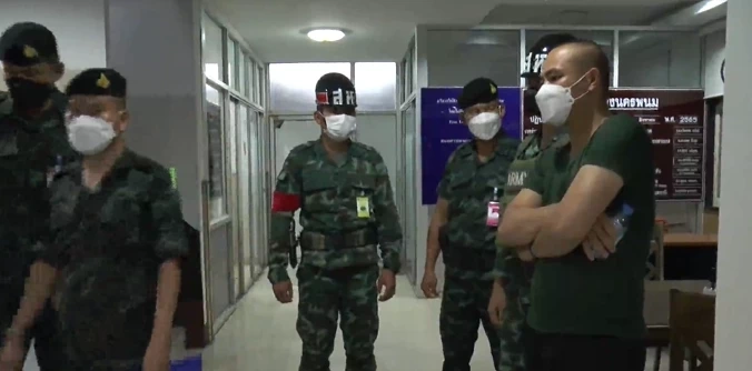 ทนแรงกดดันไม่ไหว มอบตัวแล้ว สห.ปืนโหด รัวยิงเพื่อนร่วมค่ายเสียชีวิตคาที่