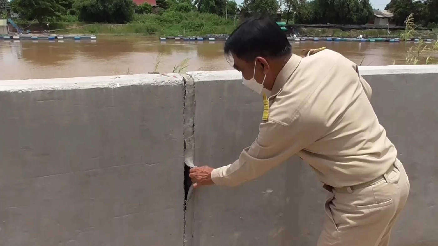 เขื่อนป้องกันน้ำท่วม จ.อ่างทอง พบสอดไส้ไม้อัด หวั่นกันน้ำไม่ได้