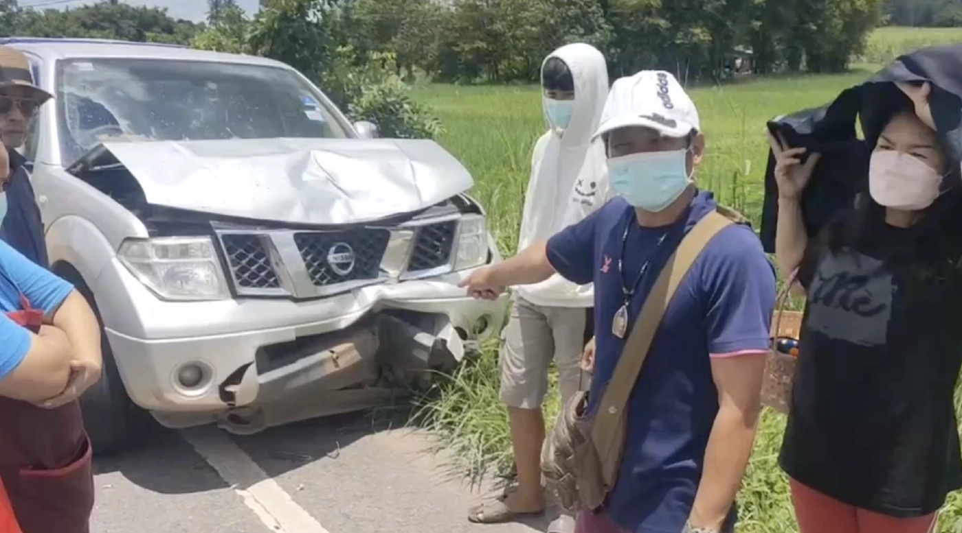 อุทาหรณ์ ! นักเรียน ม.2 ซิ่งจยย. ก้มหน้าเล่นมือถือ ชนปิกอัพดับสลด