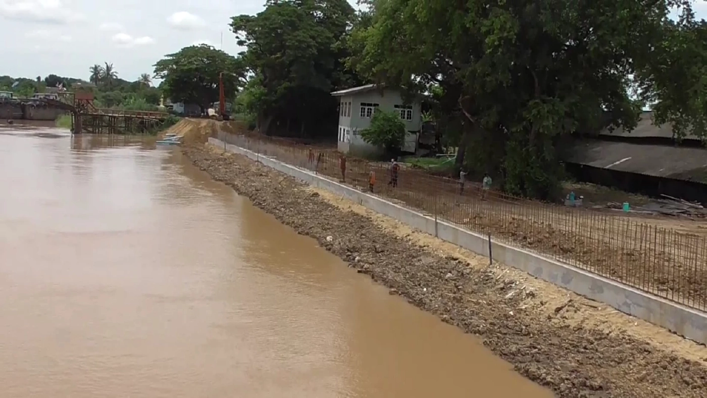 เขื่อนป้องกันน้ำท่วม จ.อ่างทอง พบสอดไส้ไม้อัด หวั่นกันน้ำไม่ได้