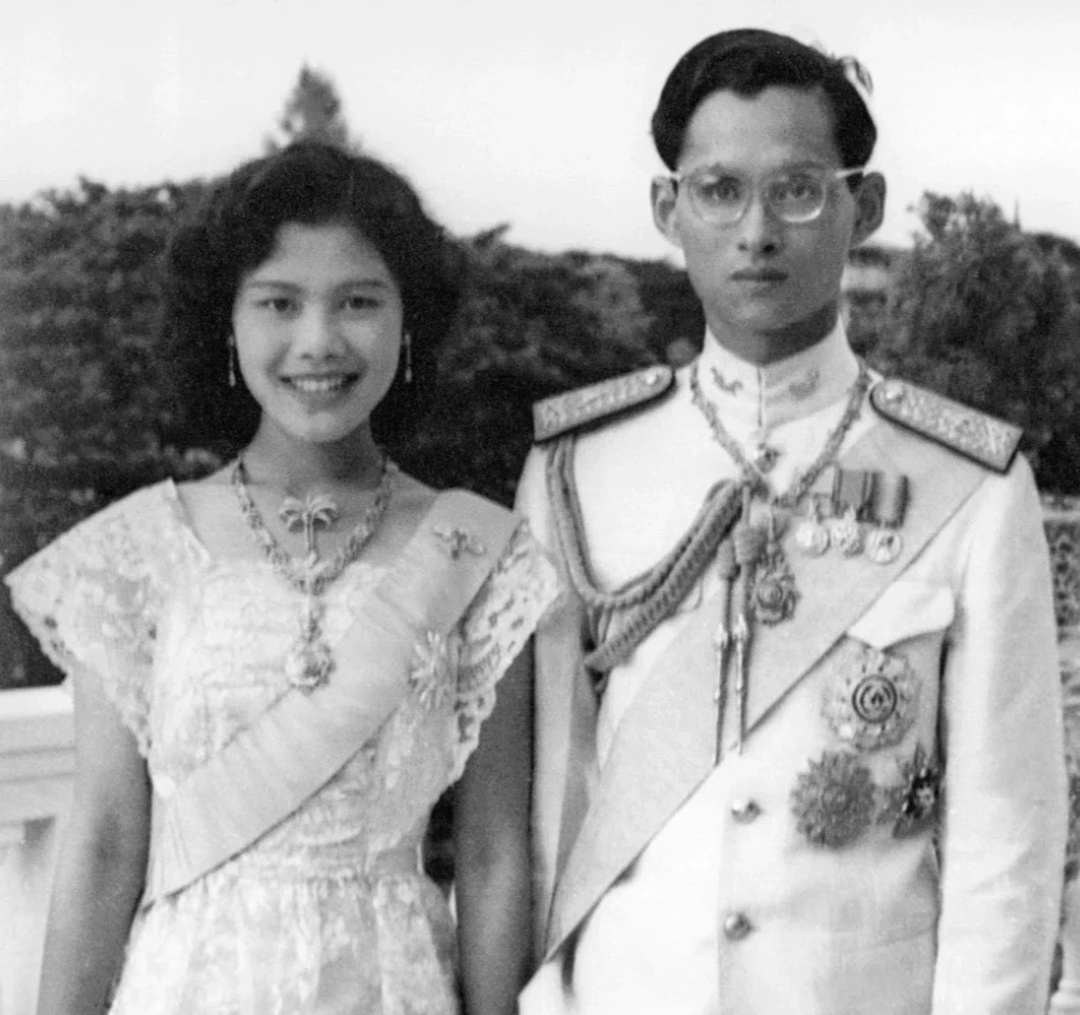 90 พรรษา “สมเด็จพระพันปีหลวง” แบบอย่างชีวิตคู่ ทรงเคียงข้างในหลวง รัชกาลที่ 9