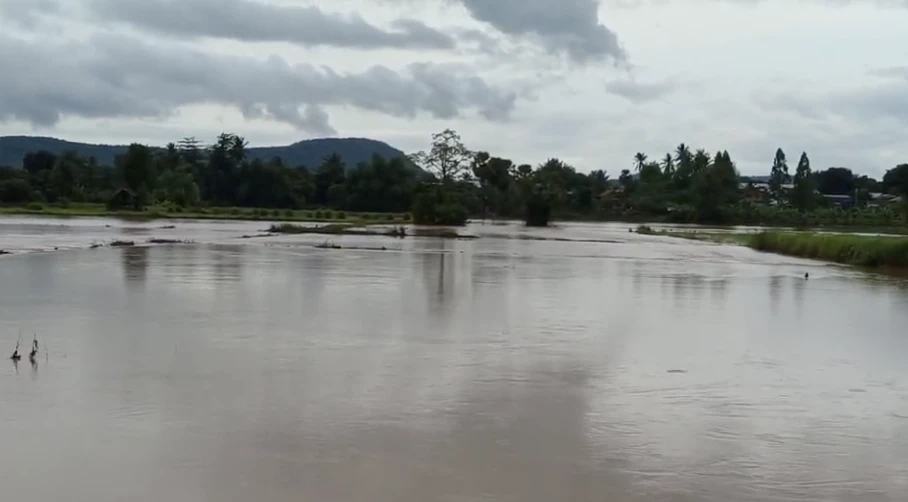 น้ำป่าจากเทือกเขาพังเหย ไหลซัด "พนังกั้นน้ำ" ในพื้นที่ "ชัยภูมิ" แตก ท่วมไร่นา บ้านเรือนชาวบ้าน