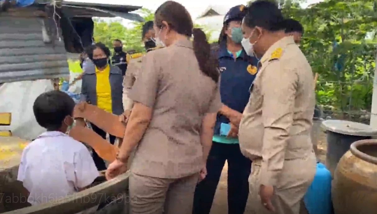 สะเทือนใจซ้ำ เด็ก 11 ปีโดนล่ามโซ่ -  เคยถูกขืนใจ แต่คนร้ายได้แค่ใบเตือน