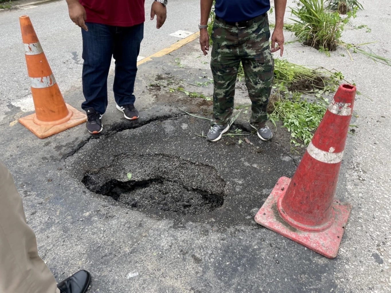 วอนเร่งซ่อมหลุมยุบกลางถนนลึกกว่า 2 เมตร