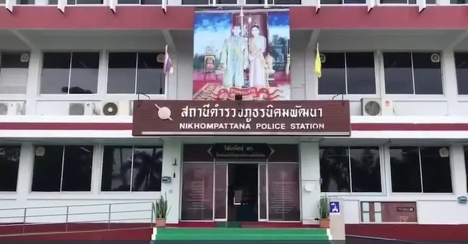 หลานอดีตนักการเมืองสุดกร่าง ตบอดีตเมียจนน่วม คาร้านก๋วยเตี๋ยว (มีคลิป)