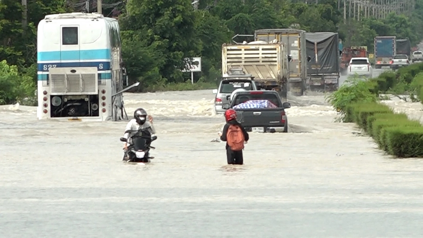 ฝนตกหนักทั้งคืน น้ำท่วมถนนมิตรภาพ รถทัวร์น้ำเข้าท่อดับหลายคัน