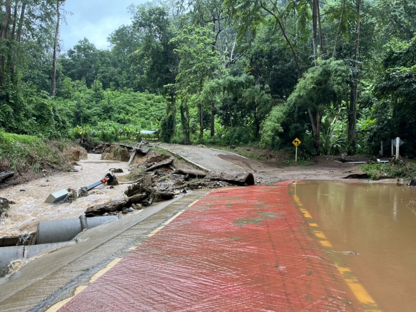 พายุ "หมาอ๊อน" ถล่ม "ห้วยเสือเฒ่า" แหล่งท่องเที่ยวกะเหรี่ยงคอยาวชื่อดัง