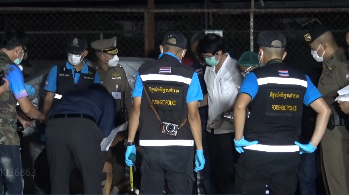 ระทึก ! หนุ่มเครียดทะเลาะเมีย แย่งปืนตร.ไล่ยิงในโรงพัก ก่อนถูกวิสามัญดับ