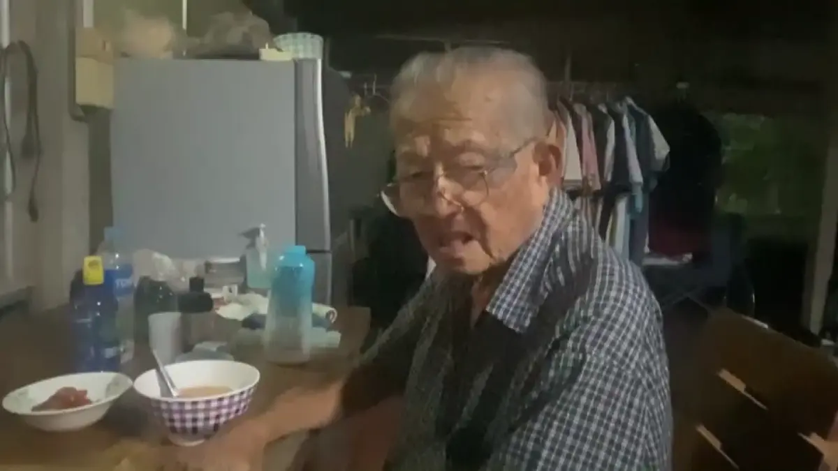 นายเจือ รสโอชา อายุ 87 ปี บิดาของนายวีรยุทธ 