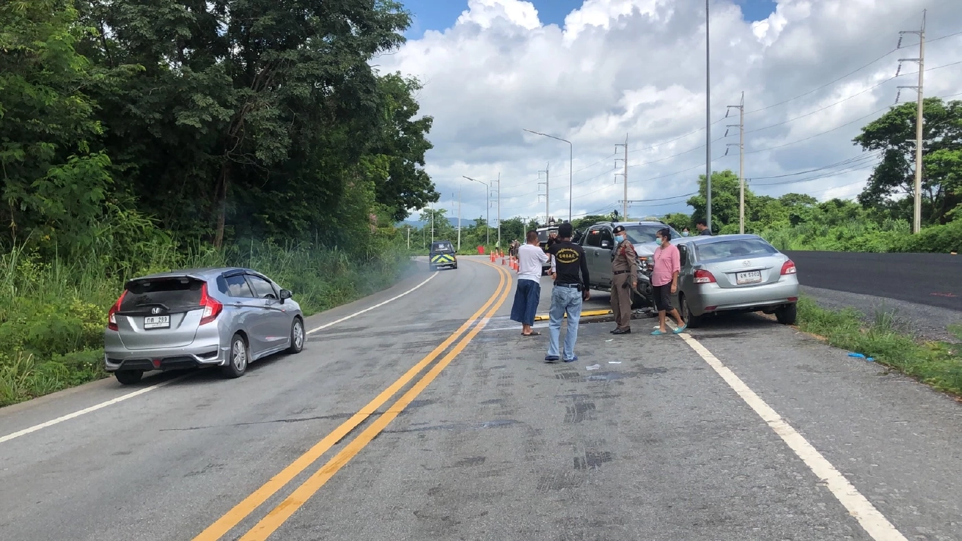 ชาวฝรั่งเศสขับรถแหกโค้งเสียหลักข้ามเลนชนประสานงารถกระบะดับยกคัน 3 ศพ