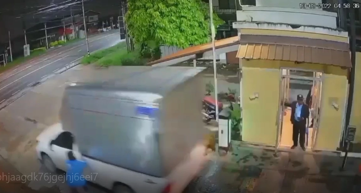 สลด ! เกาะรถตามสามี หลุดมือสิบล้อทับดับ ญาติงง ร้อยเวรทิ้งศพกลางถนนกว่า 2 ชม.