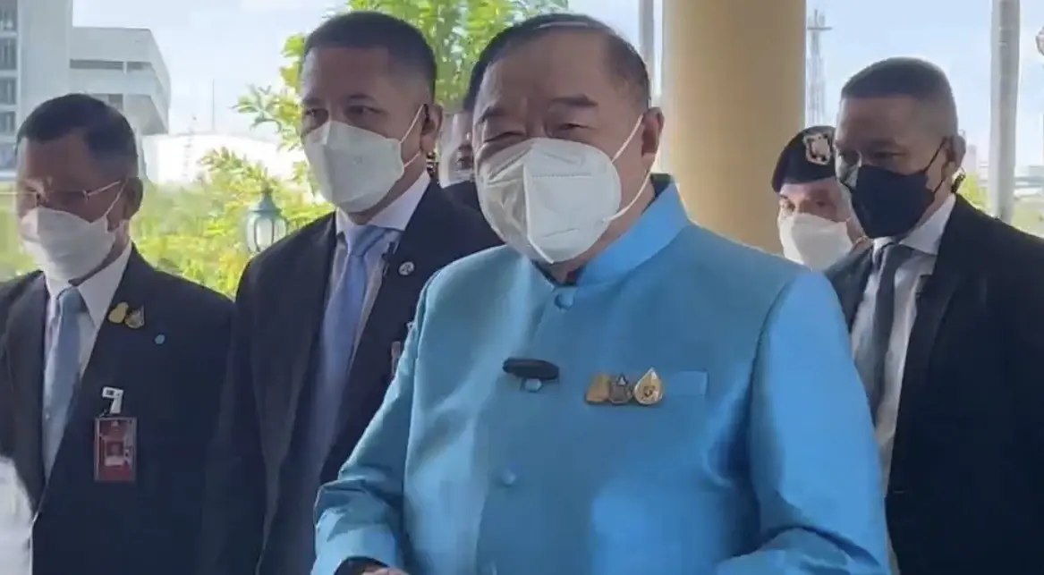 "นายกลุงตู่" เมินสื่อฯ ขณะ "บิ๊กป้อม" อารมณ์ดีเข้าประชุม ครม.