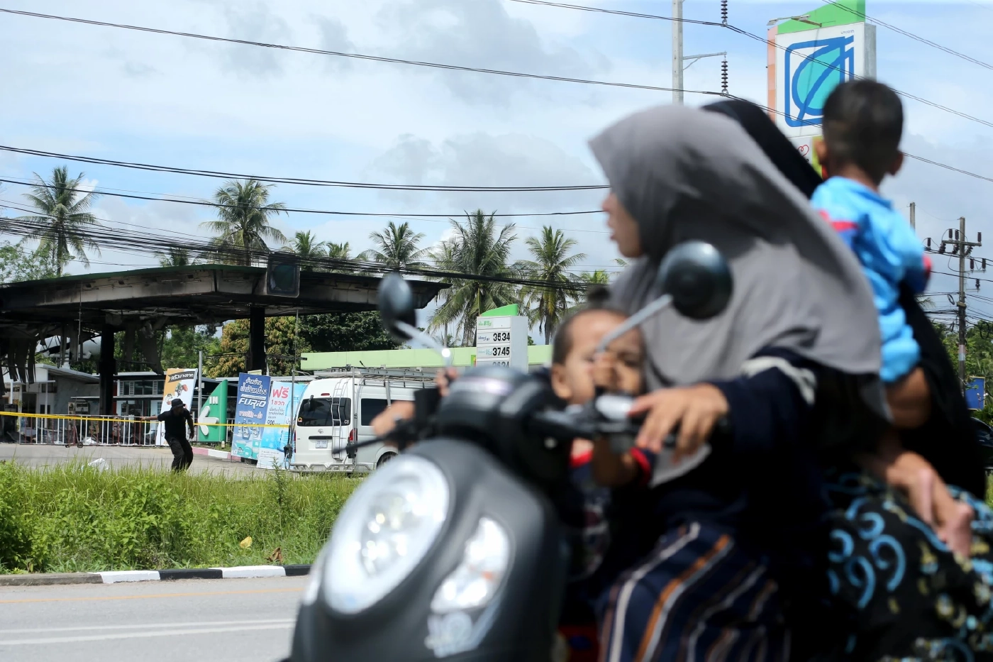 บึ้มสนั่น! เปิดวงจรปิดวินาทีระเบิดปั๊มน้ำมัน ปัตตานี (มีคลิป)