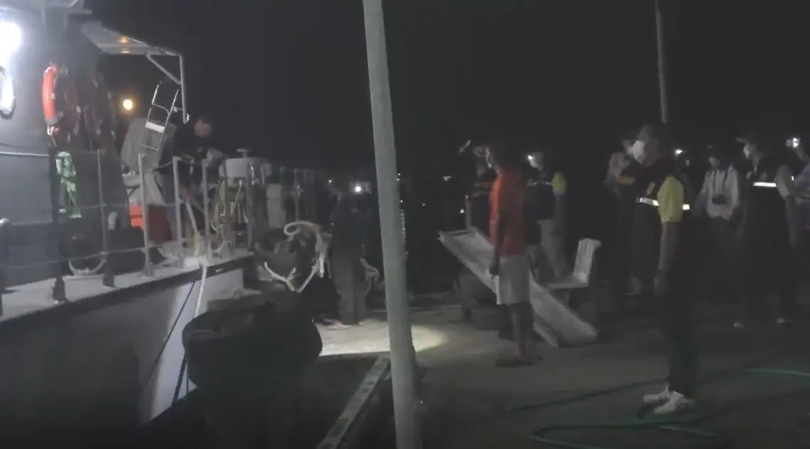 ไม่รอด ! ยึด “เรือน้ำมันเถื่อน” กลางทะเลสตูล  ตบตาเป็นเรือประมง ลอบขน 6 พันลิตร