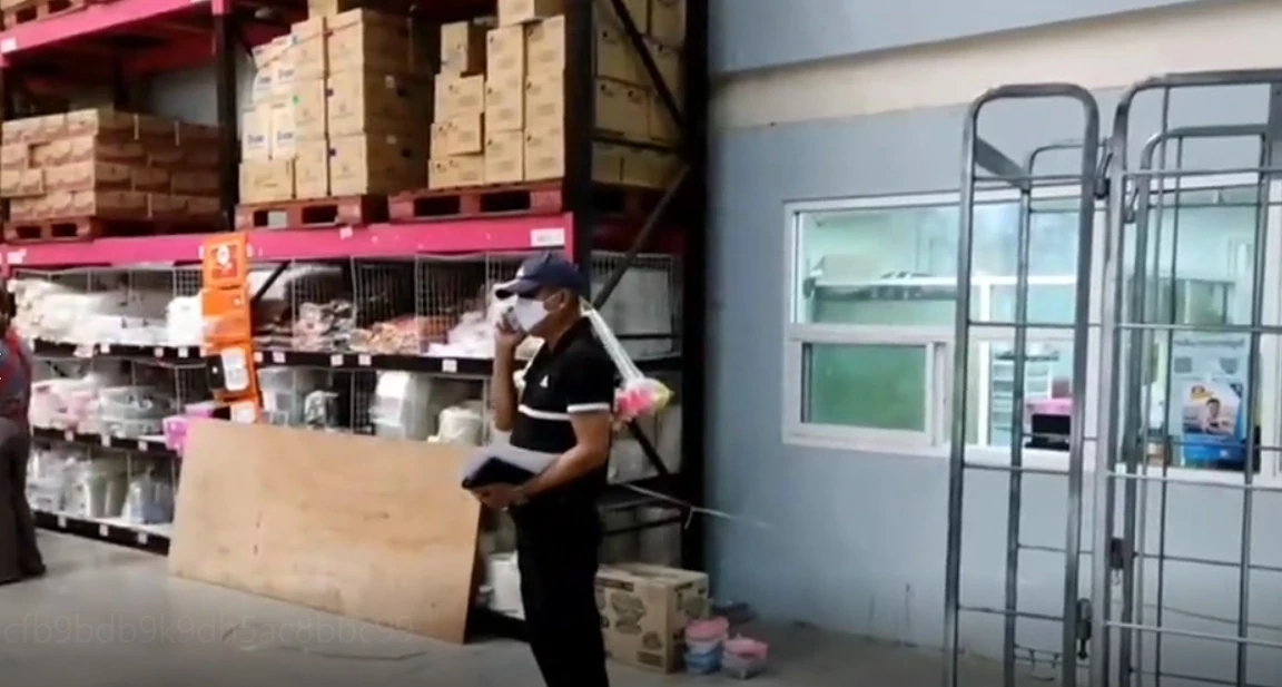 อุกอาจ ! “ไอ้โม่ง” บุกเดี่ยวงัดเซฟห้างดัง กวาด 3 ล้านบาท ก่อนหนีลอยนวล